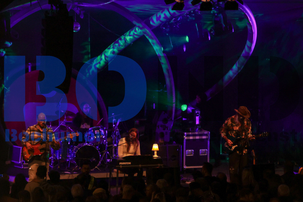 Bochum total 2024 - Die Feuersteins  {date} -  | {headline}(Foto: Sebastian Sendlak / BOND) - Realisiert mit Pictrs.com