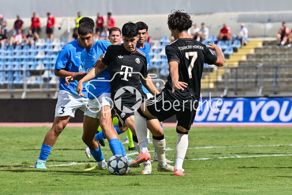 Papohs FC U19 - FC Bayern München U19 | v. l. Panagiotis CHARALAMBOUS (Paphos FC U19 3), Panagiotis TSVIVKOS (Paphos FC U19 19), Felipe CHAVEZ (FCB #10) und Adin LICINA (FCB #7) / UEFA Youth League: Paphos FC U19 - FC Bayern München U19; Stelios Kyriakides Stadium am 30.09.2025