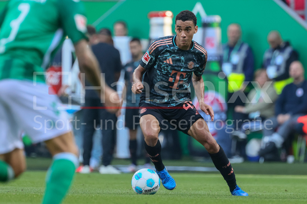 Fussball, Bundesliga, SV Werder Bremen - FC Bayern München | v.li.: Jamal Musiala (FC Bayern München, 42) am Ball, Einzelbild, Ganzkörper, Aktion, Action, Spielszene, DIE DFL-RICHTLINIEN UNTERSAGEN JEGLICHE NUTZUNG VON FOTOS ALS SEQUENZBILDER UND/ODER VIDEOÄHNLICHE FOTOSTRECKEN. DFL REGULATIONS PROHIBIT ANY USE OF PHOTOGRAPHS AS IMAGE SEQUENCES AND/OR QUASI-VIDEO.