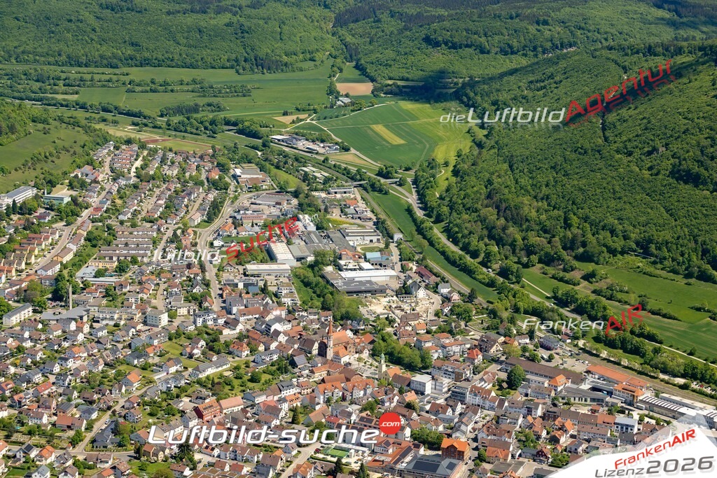 Luftaufnahme der Stadt Oberkochen - Die Luftaufnahme wurde 2025 vom UL-Flugzeug heraus erstellt ( keine Drohne ) - Hochauflösende Luftaufnahme - für professionelle Ausdrucke geeignet. Die Geschenkidee !Mit Lizenz und Bildrechte bestellbar