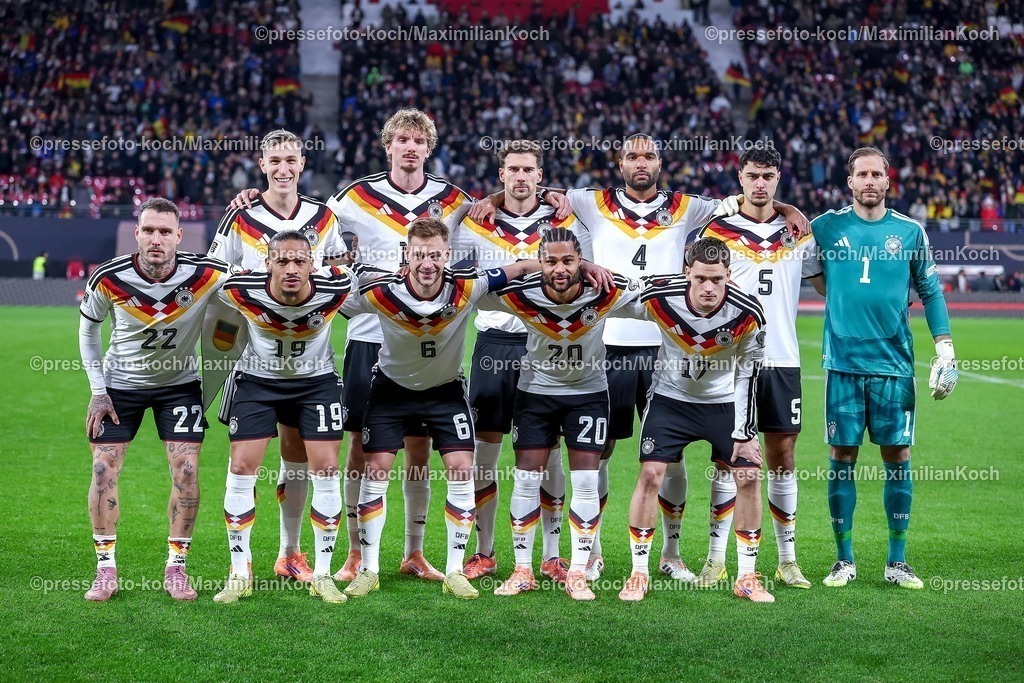 DFB17112501064 | 17.11.2025, Fußball, Länderspiel, WM-Qualifikation Europa, Deutschland - Slowakei, Red Bull Arena (Leipzig), 10. Spieltag, Saison 2025 2026: Die Startelf der deutschen Nationalmannschaft im neuen Heimtrickot, Hintere Reihe v.L.  Nico Schlotterbeck (GER #15) Nick Woltemade (GER #11) Leon Goretzka (GER #08) Jonathan Tah (GER #04) Aleksandar Pavlovic (GER #05) Torwart Oliver Baumann (GER #01) - Vordere Reihe v.L. David Raum (GER #22) Leroy Sane (GER #19) Joshua Kimmich (GER #06) Serge Gnabry (GER #20) Florian Wirtz (GER #17) Mannschaftsfoto Gruppenfoto Manschaftsbild Gruppenbild Teamfoto zusammenRegulations prohibit any use of photographs as image sequences and or quasi-video.