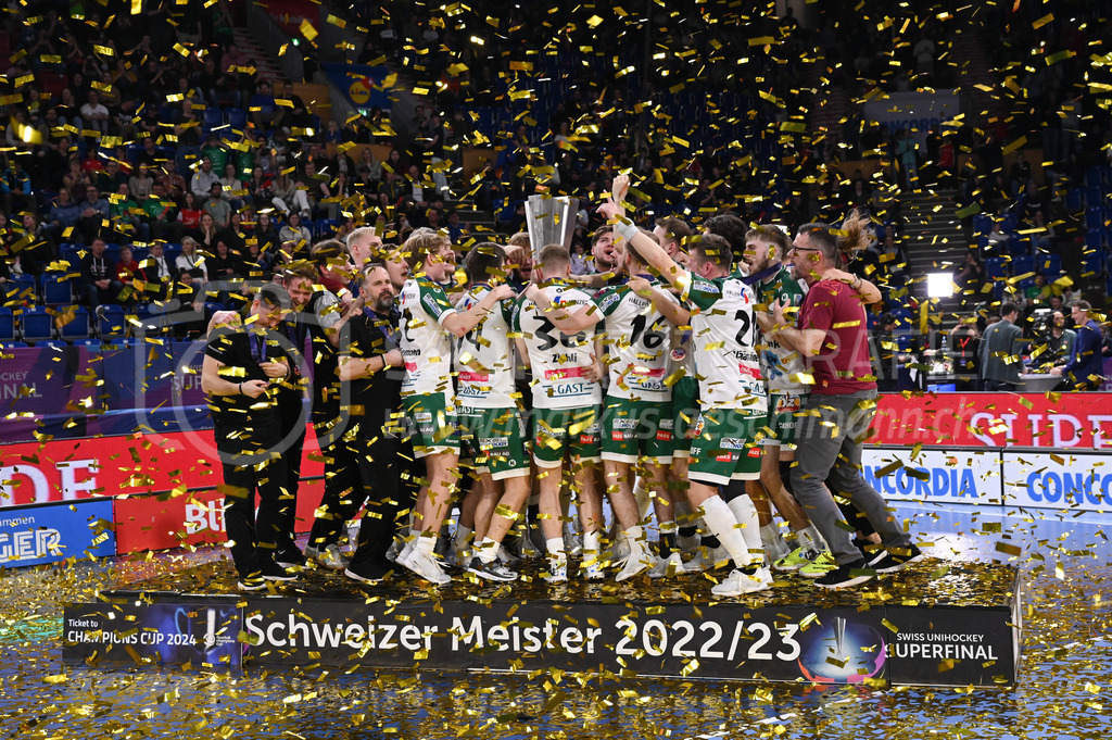 SV Wiler-Ersigen vs Floorball Köniz - 15. April 2023 | SV Wiler-Ersigen vs Floorball Köniz
Stimo Arena, Kloten
Der SV Wiler-Ersigen ist Unihockey Schweizer Meister 2022/23.
Bild: Sportfotografie Markus Aeschimann | www.markus-aeschimann.ch - Realisiert mit Pictrs.com