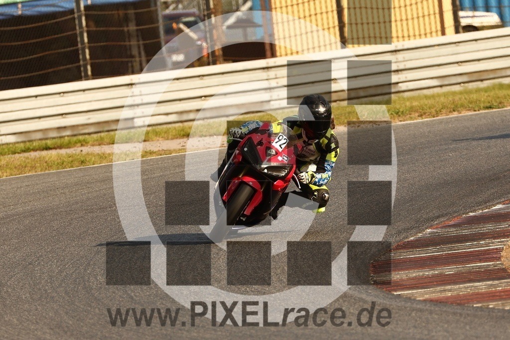 0092-20250909_15342 | Schöne Erinnerungen an spannende Momente - das festzuhalten ist unser Job. PIXELrace.de ist seit 2003 auf den Rennstrecken Europas unterwegs um die Action draußen beim Fahren und die wunderbare Stimmung imm Fahrerlager für euch einzufangen.