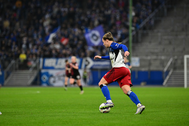 Fußball I Frauen I Saison 2025-2026 I Bundesliga I 10. Spieltag I Hamburger SV - 1. FC Nürnberg I 47075 | Einzelfoto, Freisteller, Einzelbild, Cut-out, isoliertes Motiv, Sportaufnahme, Nahaufnahme, freigestellt, freigestellte Aufnahme, Aufnahme, Einzeln: Christin Martina Ingrid Meyer (16, Hamburger SV) - Realisiert mit Pictrs.com