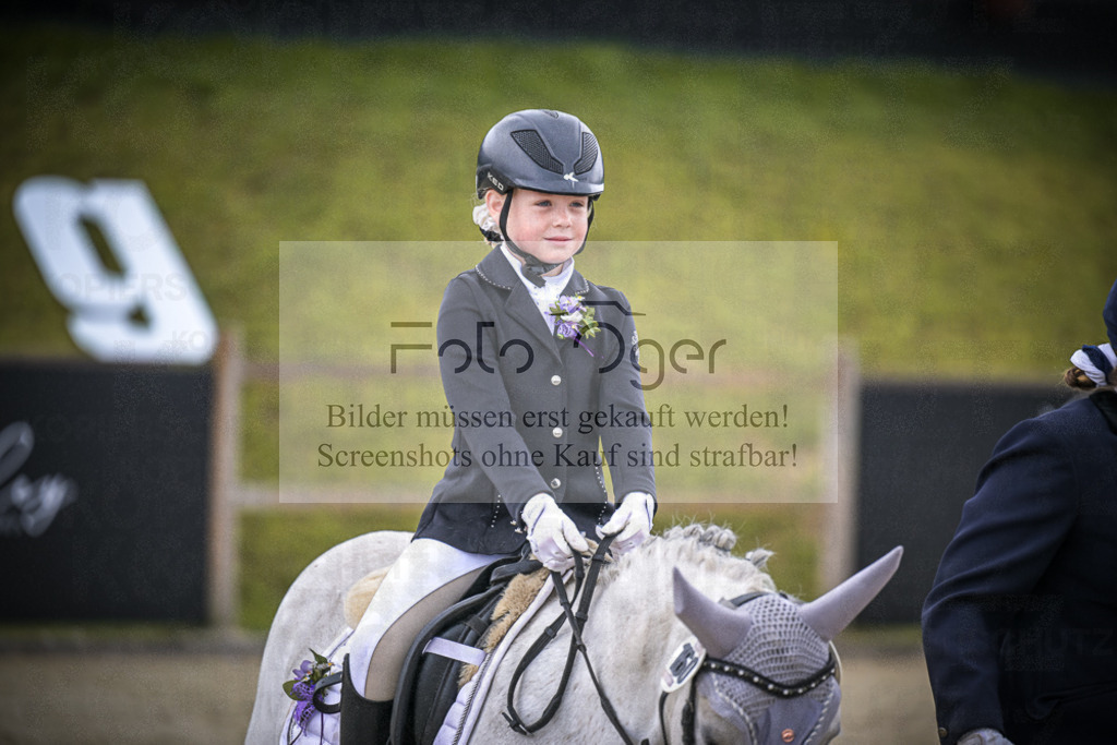 DOS_0012 | Entdecke hochwertige Reitturnierfotos von Foto Oger. Professionell, emotional und authentisch – jetzt Lieblingsmomente im Shop bestellen.Deutschlandweite Turnierfotografie. - Realisiert mit Pictrs.com