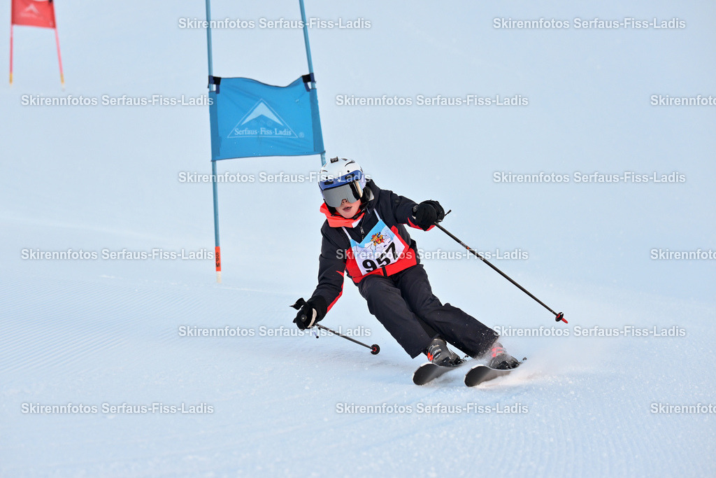 SRF_25.12.2025_0003 | Skirennfotos,Serfaus,Fiss,Ladis,Kinderskirennen,Winter,Tirol,Oberland,skirace,SFL,feelfree,weil wir's genießen,ski,Ski,skifahren,Sonnenplateau, - Realisiert mit Pictrs.com