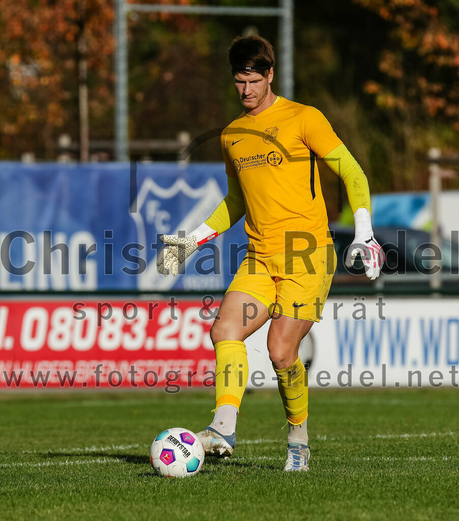 2023-11-04_081_FC_Langengeisling_gegen_VfL_Waldkraiburg | Erding, Deutschland, 04.11.2023:
Fußball, Bezirksliga Oberbayern Ost 2023 / 2024, 16. Spieltag, FC Langengeisling gegen VfL Waldkraiburg, Endergebnis: 2:0

Torwart Michael Hierl (FC Langengeisling, #1)

Foto: Christian Riedel / fotografie-riedel.net