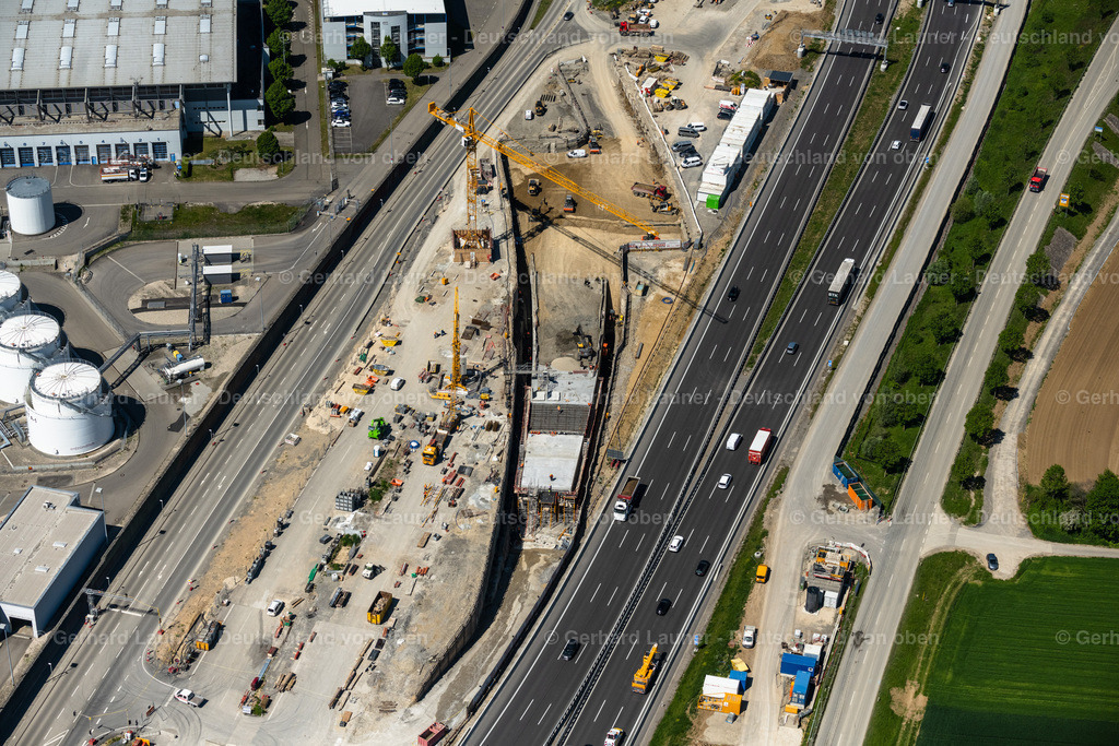 4045676 | STUTTGART 31.05.2021 Baustelle mit Tunnelführungsarbeiten für die Streckenführung und den Verlauf " Flughafentunnel " parallel zum Verlauf der Autobahn BAB A8 im Ortsteil Plieningen in Stuttgart im Bundesland Baden-Württemberg, Deutschland. Weiterführende Informationen bei: GBI Gackstatter Beratende Ingenieure GmbH,  Max Bögl Bauservice GmbH & Co. KG,  Vössing Ingenieurgesellschaft mbH. // Construction site with tunneling work for the route and the "airport tunnel" course parallel to the course of the A8 motorway in the Plieningen district of Stuttgart in the state Baden-Wuerttemberg, Germany. Further information at: GBI Gackstatter Beratende Ingenieure GmbH,  Max Boegl Bauservice GmbH & Co. KG,  Voessing Ingenieurgesellschaft mbH. Foto: Gerhard Launer