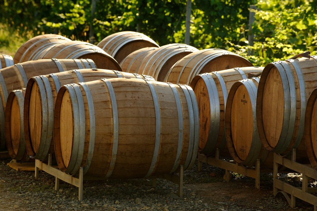 Weinfässer aus Holz | Großklein, Austria - August 25, 2012: Buschenschank Wölfl;  Weinfässer aus Holz zum trocknen aufgestapelt. - Realisiert mit Pictrs.com