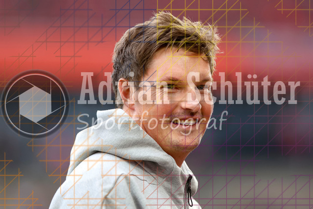 1. FC Köln vs Hamburger SV - 1. Bundesliga  | Köln, Deutschland, 02.11.25:   Trainer Merlin Polzin (Hamburger SV) schaut waehrend des Spiels der Bundesliga zwischen  1. FC Köln vs Hamburger SV in der RheinEnergieStadion(Foto von Brauer-Fotoagentur / Adrian Schlueter)