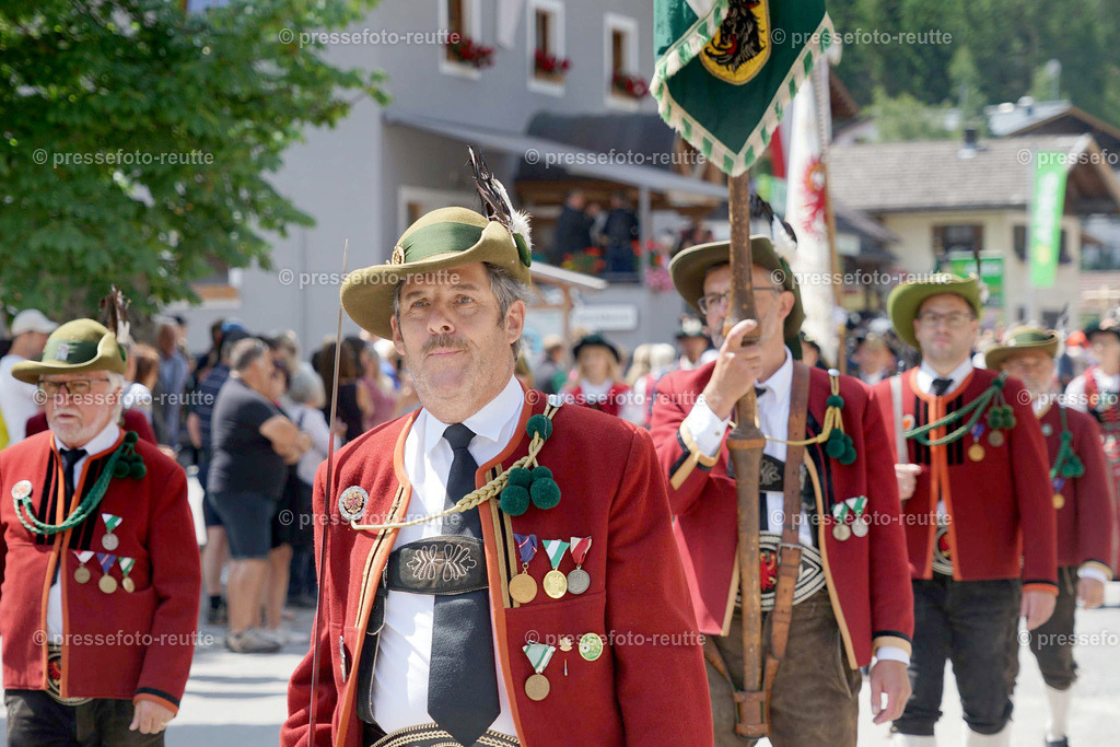 e30-news-2023-Juli23-Regimentsschuetzenfest3-Steeg-UMZUG_DORF-DSC07483 | Info aus dem Bezirk Reutte/Ausserfern Tirol sowie eine umfangreiche Bilddatenbank über die gesamte Region: Lechtal, Talkessel Reutte, Tannheimertal, Zwischentoren. Lech, Plansee, Zugspitze, Grenztunnel, B179, Fernpassstraße, Verkehr, Lawinen, Tradition, - Realisiert mit Pictrs.com