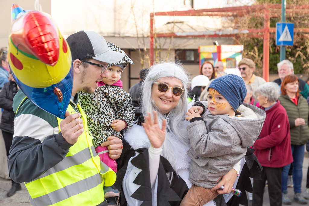 Umzug2025-171_9842 | Fotostrecke: FASCHINGSUMZUG 2025 in Loosdorf. 22 Masken(gruppen)-Teilnehmer: Loosdorfer Vereine, Wirtschaftstreibende, Gemeindeabordnungen sowie Kreditinstitute. rund 700 Besucher entlang der Hauptstrasse. Veranstaltungs-Sicherung durch Mannschaft der FF-Loosdorf mit schwerem Gerät. Maskenprämierung am EKZ-Platz durch Bgm. Thomas Vasku in den Kategorien: Bester Festwagen (Fa. gkonzept-Groissenberger; Beste Personengruppe-ASK-Loosdorf; Beste Einzelperson; Weiteste Anreise-FF Schollach;