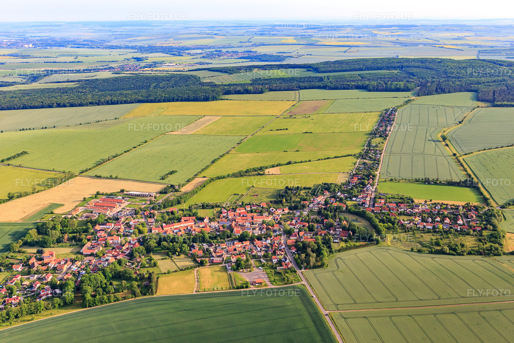 Luftbild: Ortsansicht von Süden in Eschenbergen im Bundesland Thüringen in Deutschland. Foto: IMG_007652.jpg vom 15.06.2021 durch Werner Riehm/FLY-FOTO.de