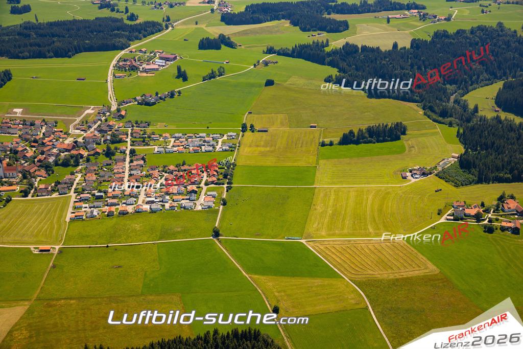 Das Luftbild zeigt :  Wald - Die Luftaufnahme wurde 2024 vom UL-Flugzeug aus erstellt ( keine Drohne ) - Hochauflösende Luftaufnahme - Für grossformatige Ausdrucke geeignet. Die Geschenkidee !Mit Lizenz und Bildrechte bestellbar