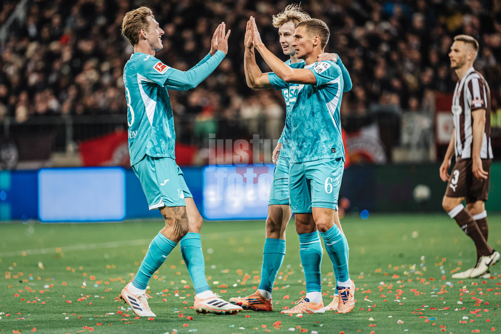 Fußball | Männer | Saison 2025/2026  | Fußball-Bundesliga | 07. Spieltag | FC St. Pauli vs. TSG Hoffenheim | 19.10.2025 | Grischa Prömel (#6, TSG Hoffenheim) rechts trifft zum 3:0 Tor und jubelt mit Max Moerstedt (#33, TSG Hoffenheim) mitte und Wouter Burger (#18, TSG Hoffenheim) links