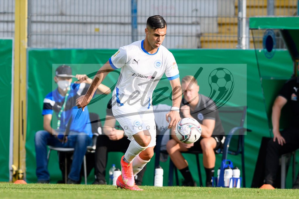 LOTKSC20210809_102 | Fussball, Herren: Cinar Sansar (Sportfreunde Lotte) in Aktion, am Ball, Einzelaktion beim Spiel der 1. Runde im DFB-Pokal zwischen SF Lotte und Karlsruher SC im Stadion am Lotter Kreuz am 09.08.2021 in Lotte, Deutschland.DFB / DFL REGULATIONS PROHIBIT ANY USE OF PHOTOGRAPHS AS IMAGE SEQUENCES AND/OR QUASI-VIDEO. - Realisiert mit Pictrs.com