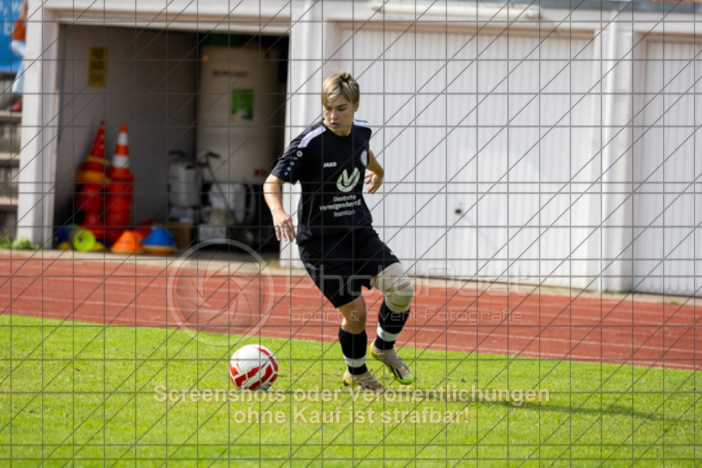 20250928_131049_0157 | #,1.FC Donzdorf (schwarz) vs. TV Derendingen (rot), Fussball, Frauen-Verbandsliga Württemberg, 03. Spieltag, Saison 2025/2026, Rasenplatz Lautertal Stadion, Süßener Straße 16, 73072 Donzdorf, 28.09.2025 - 13:00 Uhr,Foto: PhotoPeet-Sportfotografie/Peter Harich