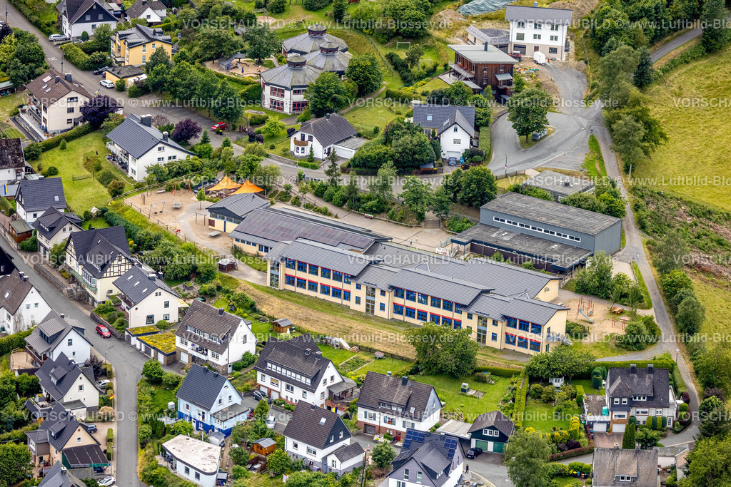 BadBerleburg240710275 | Luftbild, Städtische Grundschule Am Burgfeld, Bad Berleburg, Wittgensteiner Land, Nordrhein-Westfalen, Deutschland