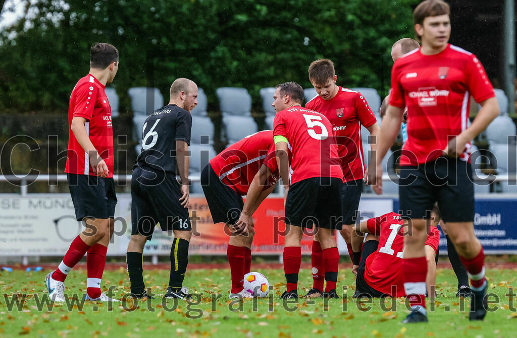 2023-08-27_091_TSV_Zorneding_II_gegen_TSV_Grafing_II | Zorneding, Deutschland, 27.08.2023:
Fußball, A-Klasse 2023 / 2024, 2. Spieltag, TSV Zorneding II gegen TSV Grafing II, Endergebnis: 5:1

Marinus Kinzl (TSV Grafing, #16), Clemens Holzmann (TSV Zorneding, #5), Dennis Duwel (TSV Zorneding, #11)

Foto: Christian Riedel / fotografie-riedel.net