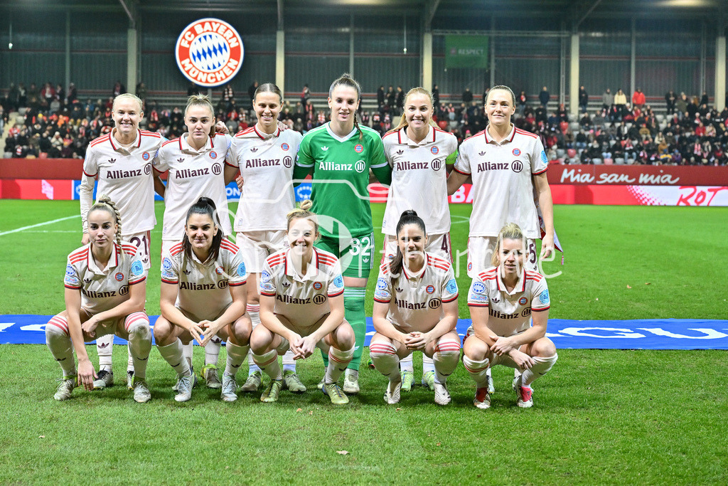 FC Bayern München Frauen - Juventus Turin Frauen | Das Team der FCB Frauen beim Heimspiel gegen Juventus / Mannschaftsfoto / Womens Champions League: FC Bayern Frauen - Juventus FC, FC Bayern Campus am 12.12.2024