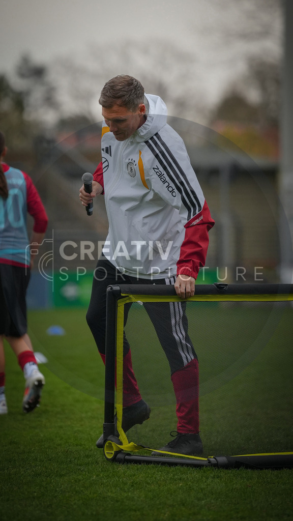 Fußball, Nachwuchs, Training, DFB, Demo-Einheit der Trainingsphilosophie Deutschland im Karl-Liebknecht-Stadion Potsdam, | Fußball, Nachwuchs, Training, DFB, Demo-Einheit der Trainingsphilosophie Deutschland im Karl-Liebknecht-Stadion Potsdam, Im Bild: Hannes Wolf (DFB) - Realisiert mit Pictrs.com