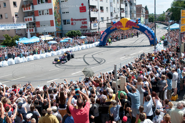 _DSC8752 | Sebastian Vettel beim spektakulären „Home Run“ in Heppenheim: Der Formel-1-Weltmeister fährt im Red-Bull-Rennwagen über die zur Rennstrecke umfunktionierte B3 in seiner Heimatstadt. Tausende Fans feiern ihren Lokalhelden.