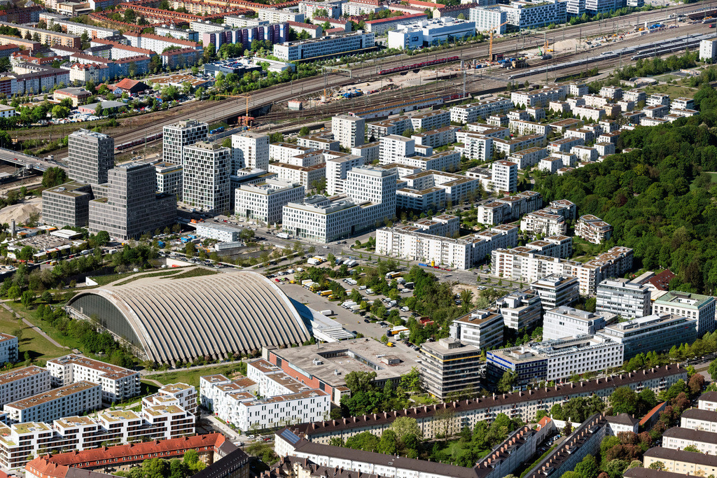 dr__0052773.jpg | MüNCHEN 07.05.2020 Wohngebiet der Mehrfamilienhaussiedlung " Hirschgarten Forum " an der Friedenheimer Brücke im Stadtteil Neuhausen-Nymphenburg in München im Bundesland Bayern, Deutschland. Weiterführende Informationen bei: Allmann Sattler Wappner Architekten GmbH,  HASLREITER GMBH,  HOCHTIEF Aktiengesellschaft AG,  Union Investment Real Estate GmbH,  a+p Architekten. // Residential area of the multi-family house settlement Hirschgarten Forum on Friedenheimer bridge in the district Neuhausen-Nymphenburg in Munich in the state Bavaria, Germany. Further information at: Allmann Sattler Wappner Architekten GmbH,  HASLREITER GMBH,  HOCHTIEF Aktiengesellschaft AG,  Union Investment Real Estate GmbH,  a+p Architekten. Foto: Daniel Reiter
