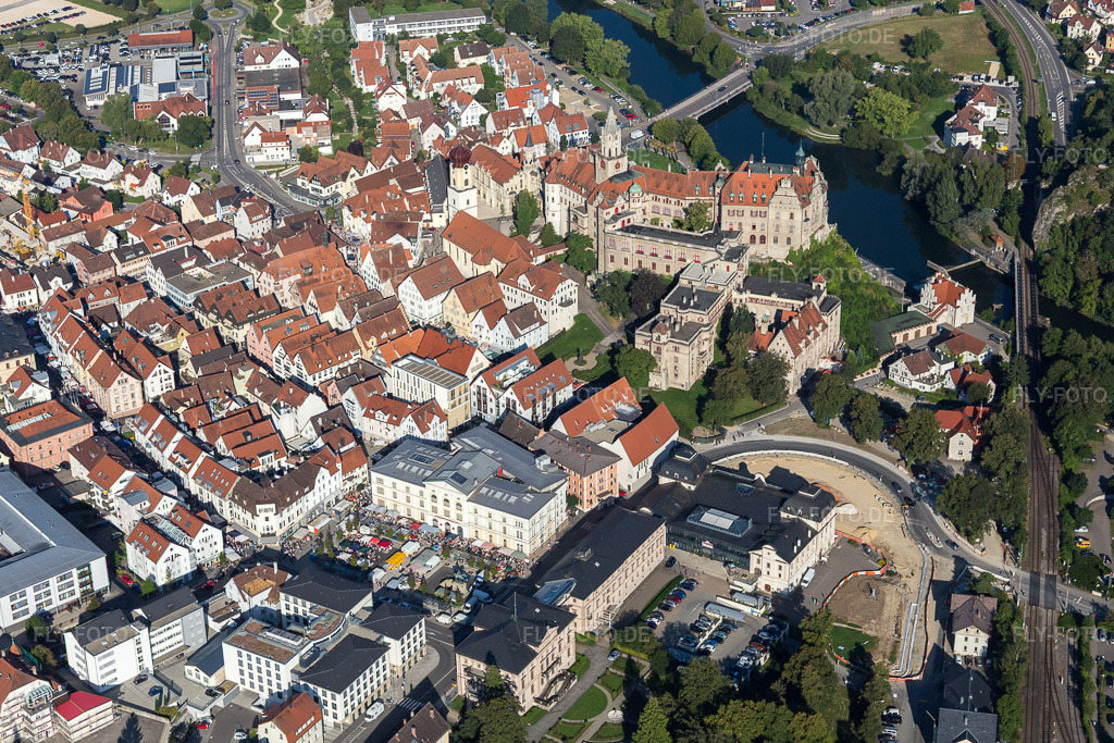 Luftbild: Burganlage des Schloß Sigmaringen zwischen Donau und Altstadt von Sigmaringen in Sigmaringen im Bundesland Baden-Württemberg in Deutschland. Foto: IMG_094183.jpg vom 27.08.2016 durch Werner Riehm/FLY-FOTO.de