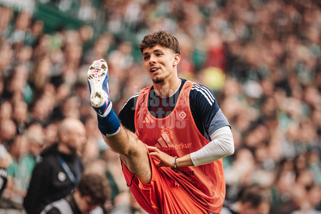 Fußball | Männer | Saison 2025/2026 | 1. Fußball-Bundesliga | 30. Spieltag | SV Werder Bremen vs. Hamburger SV | 18.04.2026 | Otto Stange (#49, HSV) macht sich warm