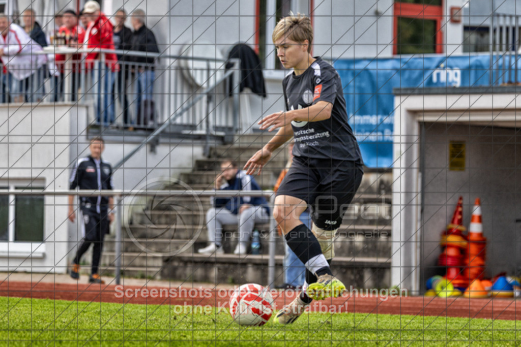20250928_134900_0334-Bearbeitet | #,1.FC Donzdorf (schwarz) vs. TV Derendingen (rot), Fussball, Frauen-Verbandsliga Württemberg, 03. Spieltag, Saison 2025/2026, Rasenplatz Lautertal Stadion, Süßener Straße 16, 73072 Donzdorf, 28.09.2025 - 13:00 Uhr,Foto: PhotoPeet-Sportfotografie/Peter Harich