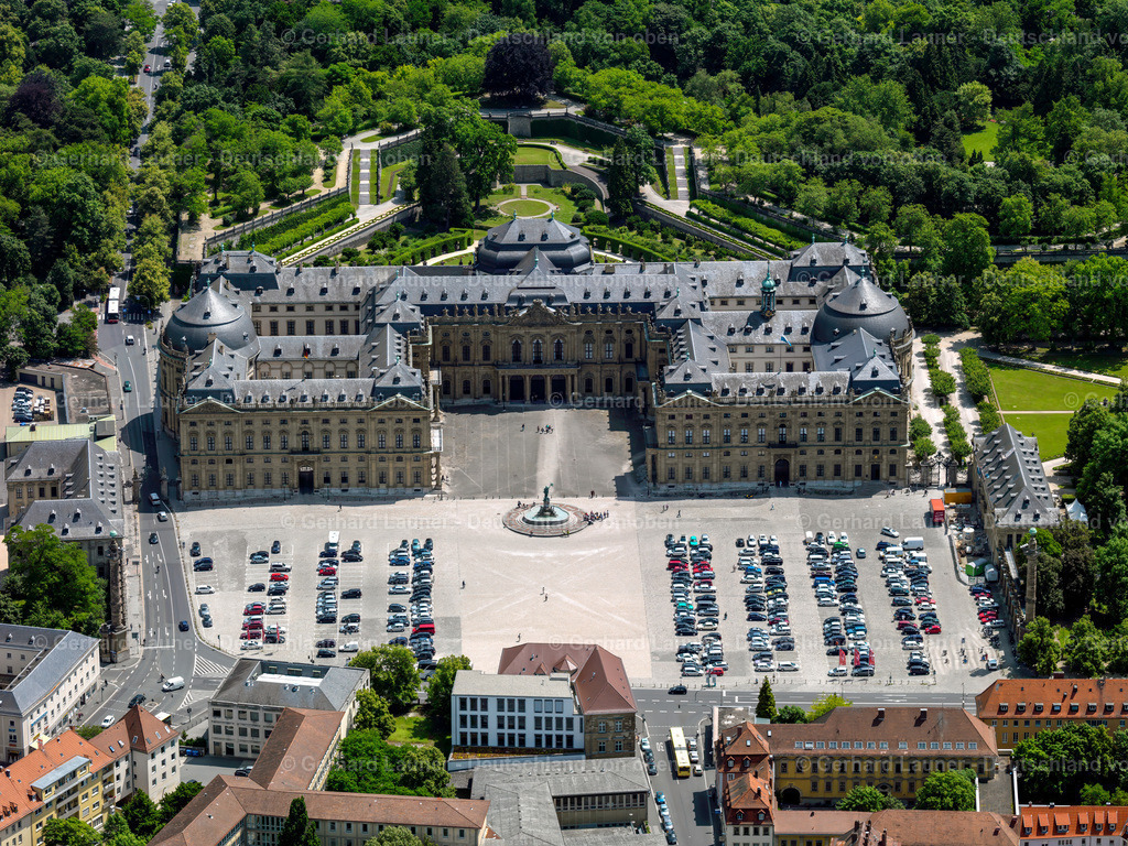 3089067 | Würzburger Residenz ist ein barocker Schlossbau am Rande der Innenstadt von Würzburg, der 1720 begonnen wurde und bis 1744 vollendet war.