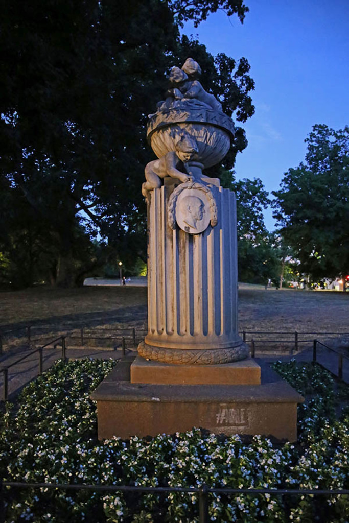 Foto: Leipzig - Gellert-Denkmal | Das Team hinter BILDLEXIKON LEIPZIG bündelt historische wie aktuelle Informationen über die Stadt Leipzig in Text und Bild auf einer Plattform und stellt diese der interessierten Öffentlichkeit zur Verfügung.
