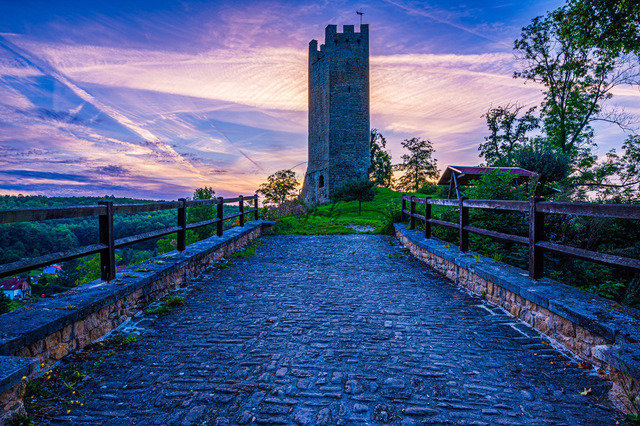 Ruine der Tautenburg | Burgruine Tautenburg mit mittelalterlicher Brücke im Vordergrund bei Sonnenuntergang, Tautenburg, Thüringen, Deutschland - Realisiert mit Pictrs.com