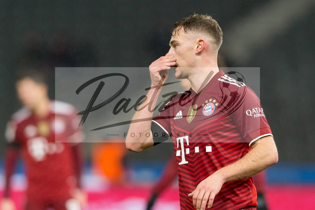 BSCFCB20220123_088 | Fussball, Herren: Joshua Kimmich (FC Bayern Muenchen) enttaeuscht bei dem Spiel der 1. Bundesliga zwischen Hertha BSC und FC Bayern Muenchen im Olypiastadion am 23.01.2022 in Berlin, Deutschland.DFB / DFL REGULATIONS PROHIBIT ANY USE OF PHOTOGRAPHS AS IMAGE SEQUENCES AND/OR QUASI-VIDEO. - Realisiert mit Pictrs.com