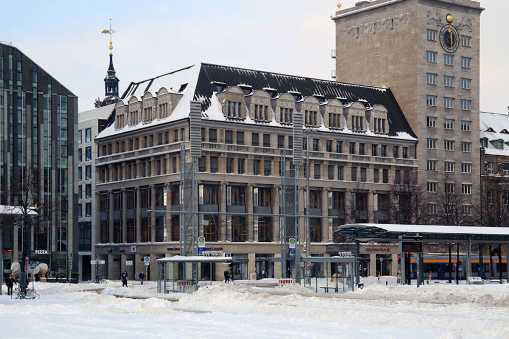 Bildlexikon Leipzig - Bamberger & Hertz - Königsbau - im Winter 2021 | Das Team hinter BILDLEXIKON LEIPZIG bündelt historische wie aktuelle Informationen über die Stadt Leipzig in Text und Bild auf einer Plattform und stellt diese der interessierten Öffentlichkeit zur Verfügung.