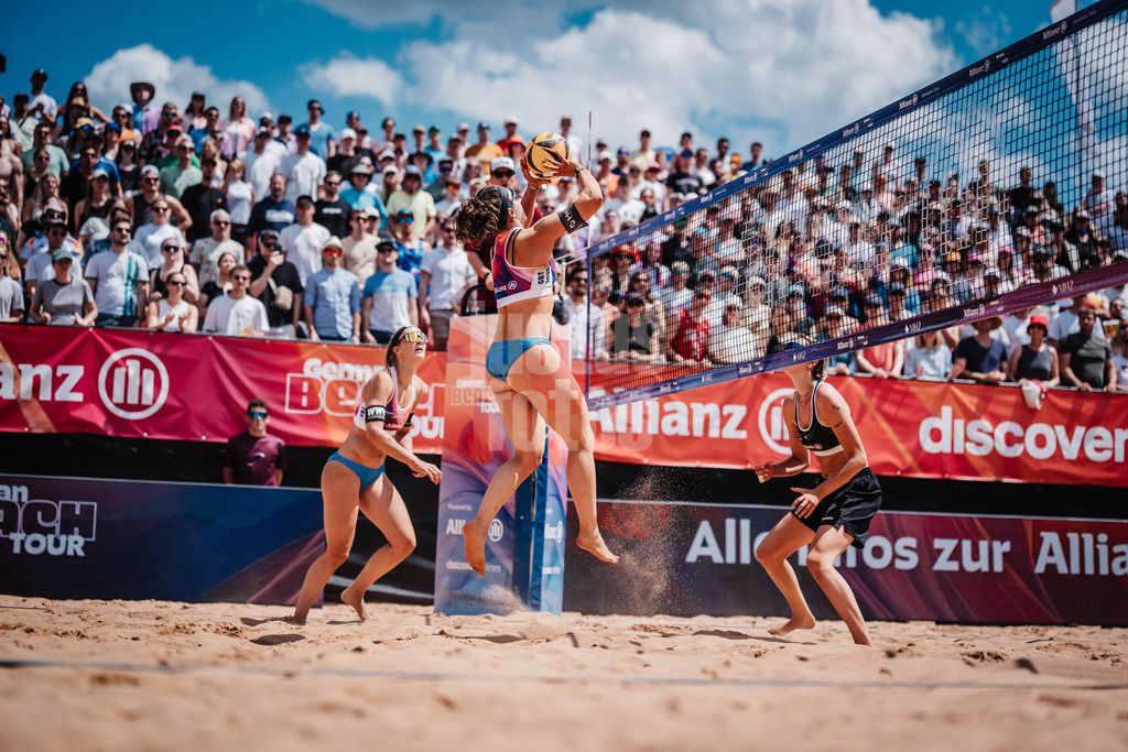 Beachvolleyball | Frauen | Allianz German Beach Tour 2025 | Tourstop München | 12.07.2025 | Sprungzuspiel von Anna-Lena Grüne