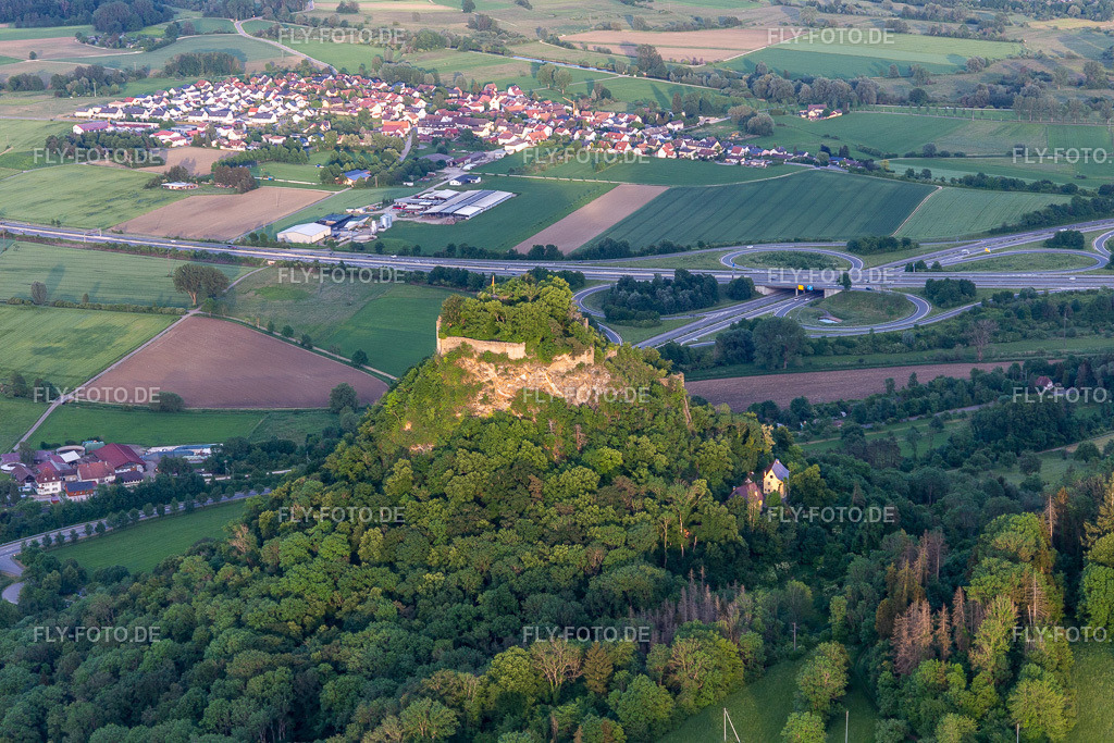 Hohenkrähen Burgruine | Luftbild: Hohenkrähen Burgruine im Ortsteil Duchtlingen in Hilzingen im Bundesland Baden-Württemberg in Deutschland. Foto: IMG_131840.jpg vom 25.05.2022 durch ©2025 Werner Riehm fly-foto.de/copyright - Realisiert mit Pictrs.com