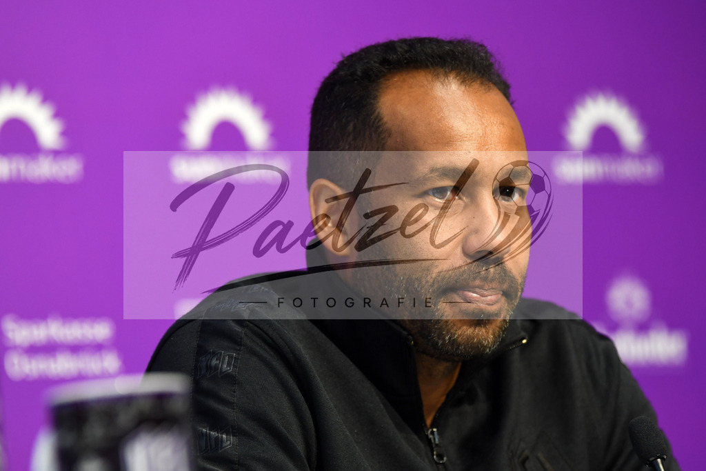 20200206_PKOSNA_0040 | Fußball, Herren: Trainer Daniel Thioune (VfL Osnabrueck) schaut waehrend der Pressekonferenz des VfL Osnabrueck im Stadion an der Bremer Bruecke am 06.02.2020 in Osnabrueck, Deutschland. - Realisiert mit Pictrs.com