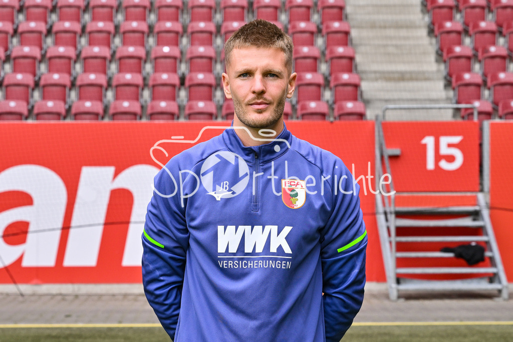 FC Augsburg 2025/26 | Julian BINDER / Einzelfoto / Freisteller / Media Day FC Augsburg: WWK-Arena am 06.08.2025