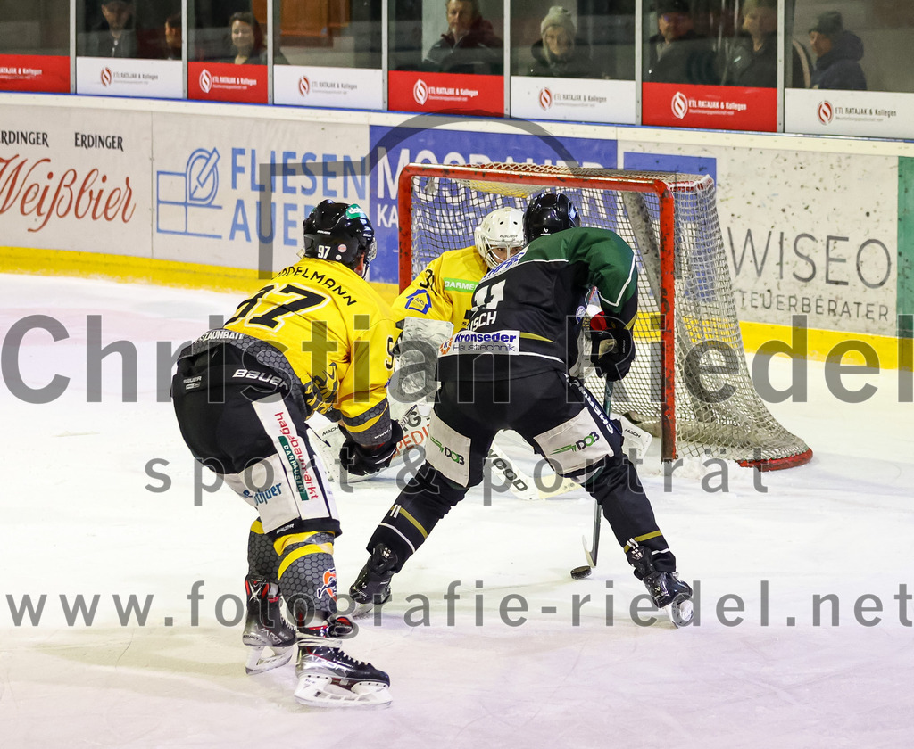 2022-11-20_145_TSV_Erding_gegen_ERSC_Amberg | Erding, Deutschland, 20.11.2022:
Eishockey, Bayernliga 2022 / 2023, 15. Spieltag, TSV Erding gegen ERSC Amberg, Endergebnis: 5:1

Daniel Krieger (ERSC Amberg, #97), Sebastian Busch (Erding Gladiators, #11), Torwart Timon Bätge (ERSC Amberg, #31)

Foto: Christian Riedel / fotografie-riedel.net