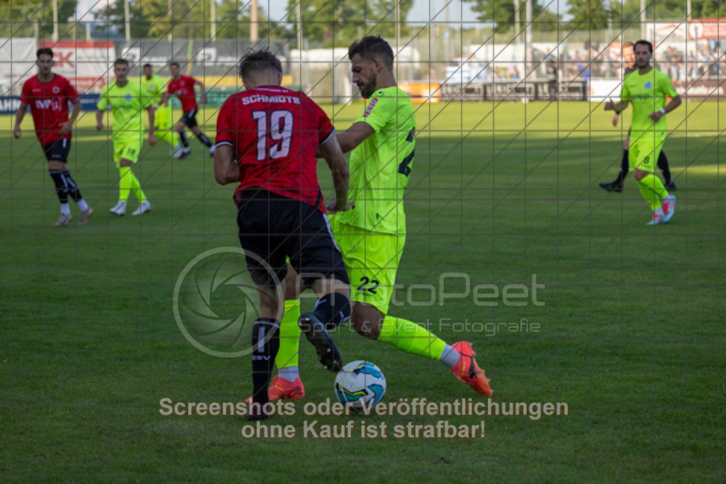 20250729_193055_0063 | #,1.Göppinger SV (rot) vs. SV Stuttgarter Kickers (gelb), Fussball, DB-Regio-WFW-Pokal - wfv, 2.Runde, Saison 2025/2026, Rasensportplatz Stadion SV Göppingen, Hohenstaufenstr. 116, 73033 Göppingen, 29.07.2025 - 19:00 Uhr,Foto: PhotoPeet-Sportfotografie/Peter Harich