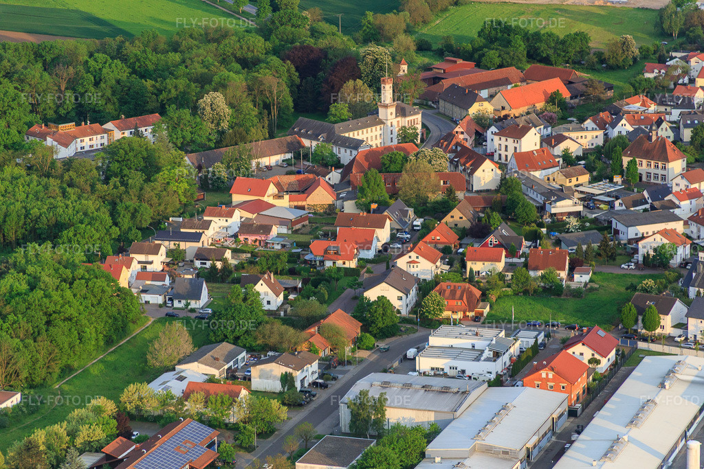 Luftbild: Schloss Rennhof im Ortsteil Hüttenfeld in Lampertheim im Bundesland Hessen in Deutschland. Foto: IMG_088310.jpg vom 09.05.2016 durch Werner Riehm/FLY-FOTO.de