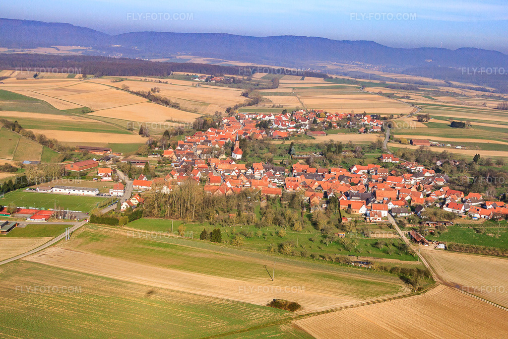 Aerial view: View of the town from the southeast in Hunspach in the state Bas-Rhin, France. – Photo: IMG_62703.jpg taken on 03/09/2014 by Werner Riehm/FLY-FOTO.com – Resolution of the original: 4752 x 3168 px