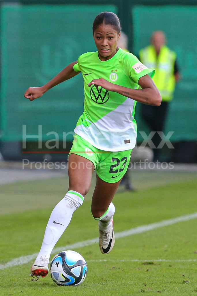 Fussball, Google Pixel Frauen-Bundesliga, VfL Wolfsburg - Bayer 04 Leverkusen | v.li.: Sveindis Jonsdottir (VfL Wolfsburg, 23) Freisteller, Einzelbild, Ganzkörper, Aktion, Action, Spielszene, DIE DFB-RICHTLINIEN UNTERSAGEN JEGLICHE NUTZUNG VON FOTOS ALS SEQUENZBILDER UND/ODER VIDEOÄHNLICHE FOTOSTRECKEN. DFB REGULATIONS PROHIBIT ANY USE OF PHOTOGRAPHS AS IMAGE SEQUENCES AND/OR QUASI-VIDEO.