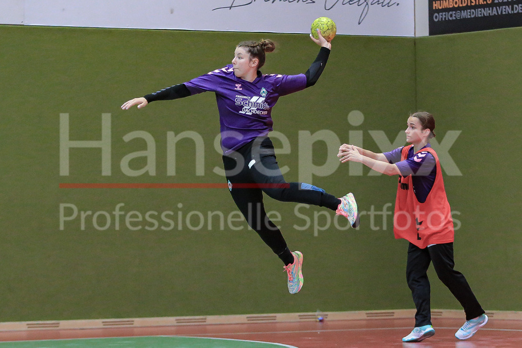 Handball, 2. Bundesliga Frauen, Training SV Werder Bremen | v.li.: Elaine Rode (SV Werder Bremen, 77) beim Wurf, am Ball, Spielszene, Aktion, Action