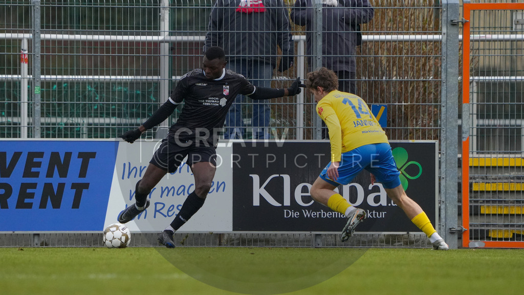 Fußball, Herren, Saison 2025/2026, Regionalliga Nordost, 18. Spieltag, FSV 63 Luckenwalde vs. FC Rot-Weiß Erfurt, Samstag 06.12.2025, Werner-Seelenbinder-Stadion Luckenwalde, | Fußball, Herren, Saison 2025/2026, Regionalliga Nordost, 18. Spieltag, FSV 63 Luckenwalde vs. FC Rot-Weiß Erfurt, Samstag 06.12.2025, Werner-Seelenbinder-Stadion Luckenwalde, Im Bild: ObedChidindu Ugondu (l. Erfurt) und Sofiene Jannene (r. Luckenwalde) - Realisiert mit Pictrs.com