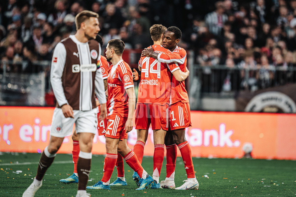Fußball | Männer | Saison 2025/2026  | Fußball-Bundesliga | 29. Spieltag | FC St. Pauli vs. FC Bayern München | 11.04.2026 | Torjubel Nicolas Jackson (#11, FC Bayern München) rechts und Josip Staoidic (#44, FC Bayern München) links