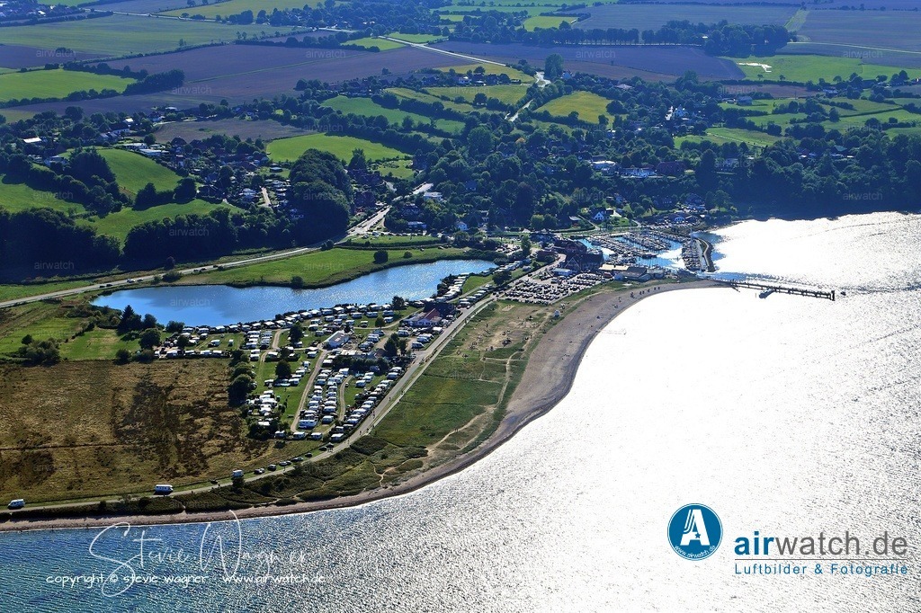 Luftbild Naturschutzgebiet “Tal der Langballigau” an der Flensburger Förde | Langballigau bietet ein idyllisches Ambiente, umgeben von wunderschönen Landschaften wie dem Naturschutzgebiet “Tal der Langballigau” und der Flensburger Förde. Der Strand ist ein beliebtes Ausflugsziel, wo man sich auf der Strandpromenade aufhalten kann und Restaurants, Imbissstände und Eisdielen besuchen kann.