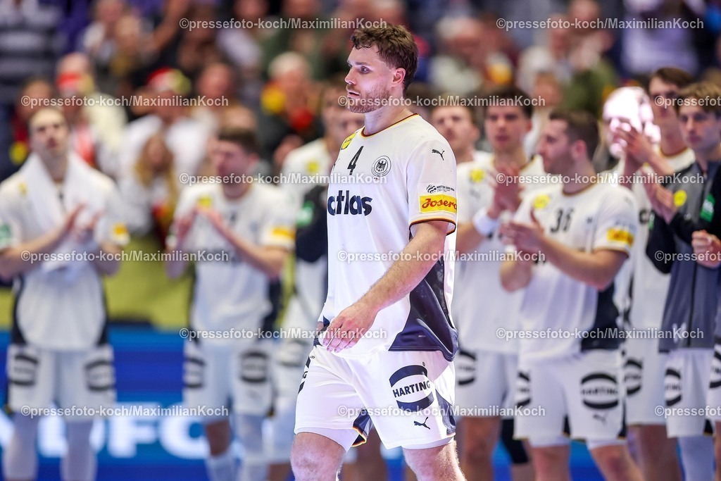 EHF15012602106 | 15.01.2026, Handball, Men's EHF EURO 2026, Deutschland - Östereich, Jyske Bank Boxen in Herning, Dänemark, Preliminary Round: Jubel nach dem Sieg der deutschen Mannschaft.  Johannes Golla (Germany #04) Player of the Match Ehrung Auszeichnung POM