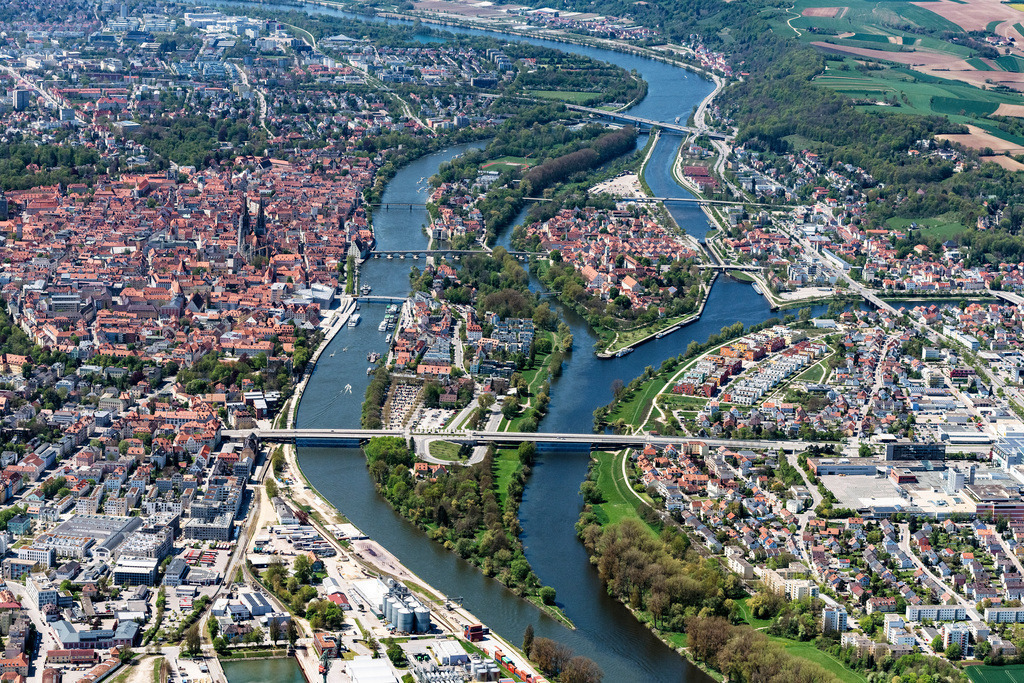 dr__0062544.jpg | REGENSBURG 09.05.2021 Stadtgebiet mit Außenbezirken und Innenstadtbereich in Regensburg im Bundesland Bayern, Deutschland. // City area with outside districts and inner city area in Regensburg in the state Bavaria, Germany. Foto: Daniel Reiter